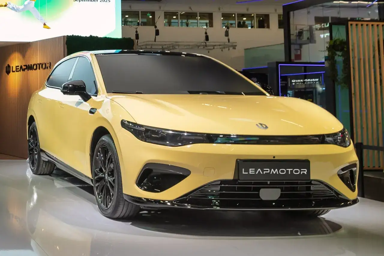 La Leapmotor B05, un'auto elettrica gialla brillante, si presenta con un design moderno e sportivo.