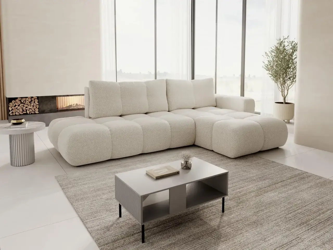 Ein gem&uuml;tliches Wohnzimmer mit einem cremefarbenen Ecksofa, das viel Platz bietet. Die **Ottomane** ist Teil des Sofas und l&auml;dt zum Entspannen ein. Ein Kaminfeuer w&auml;rmt den Raum.