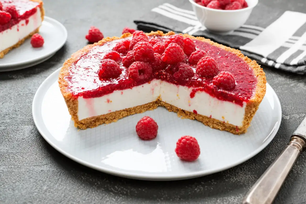Proste ciasto z serkiem mascarpone i galaretką malinową, ozdobione świeżymi malinami. Idealne na deser.