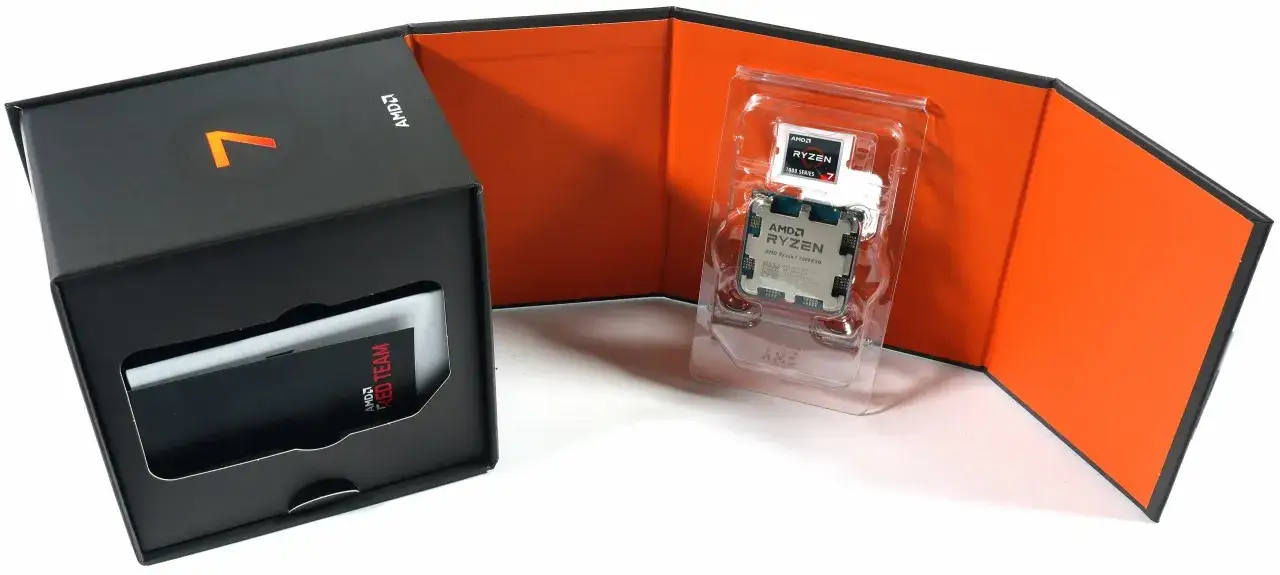 AMD Ryzen 7 7800X3D Prozessor in Verpackung, bereit für den Test. Die Box zeigt das AMD Logo und