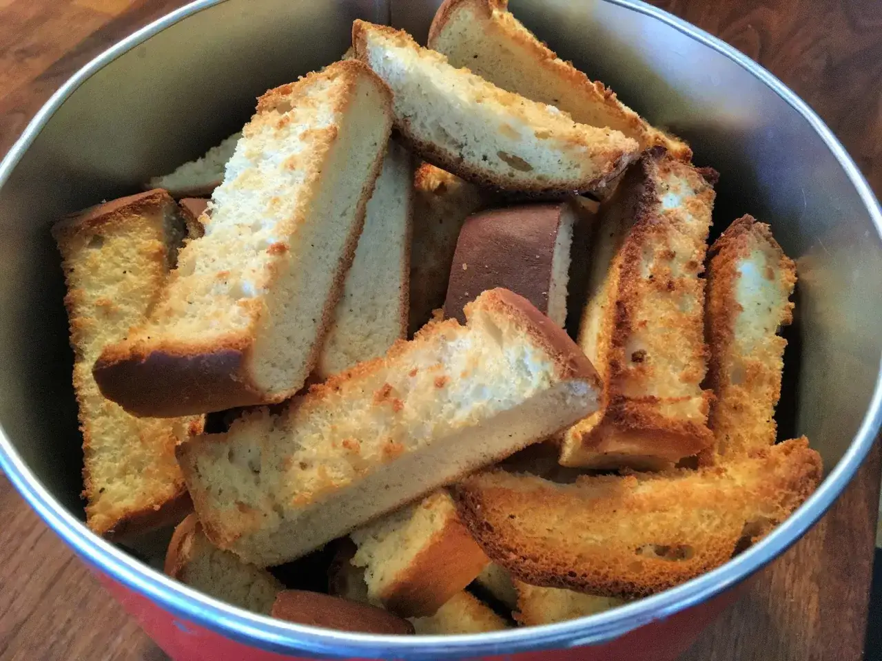 En burk fylld med gyllene skorpor, perfekta f&ouml;r en enkel frukost eller som tillbeh&ouml;r. Ett klassiskt skorpor recept som h&aring;ller sig frasigt.