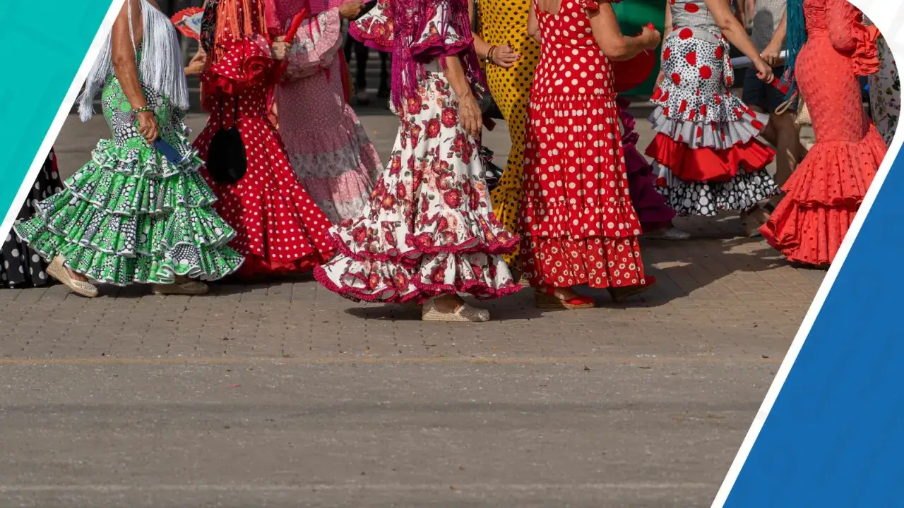 Mujeres con trajes de flamenca, llenos de volantes y estampados vibrantes, exhiben cosas t&iacute;picas de Espa&ntilde;a.