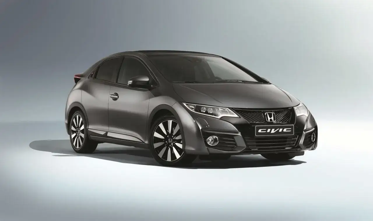Elegancki, ciemnoszary Honda Civic 9 z charakterystycznym grillem i felgami.