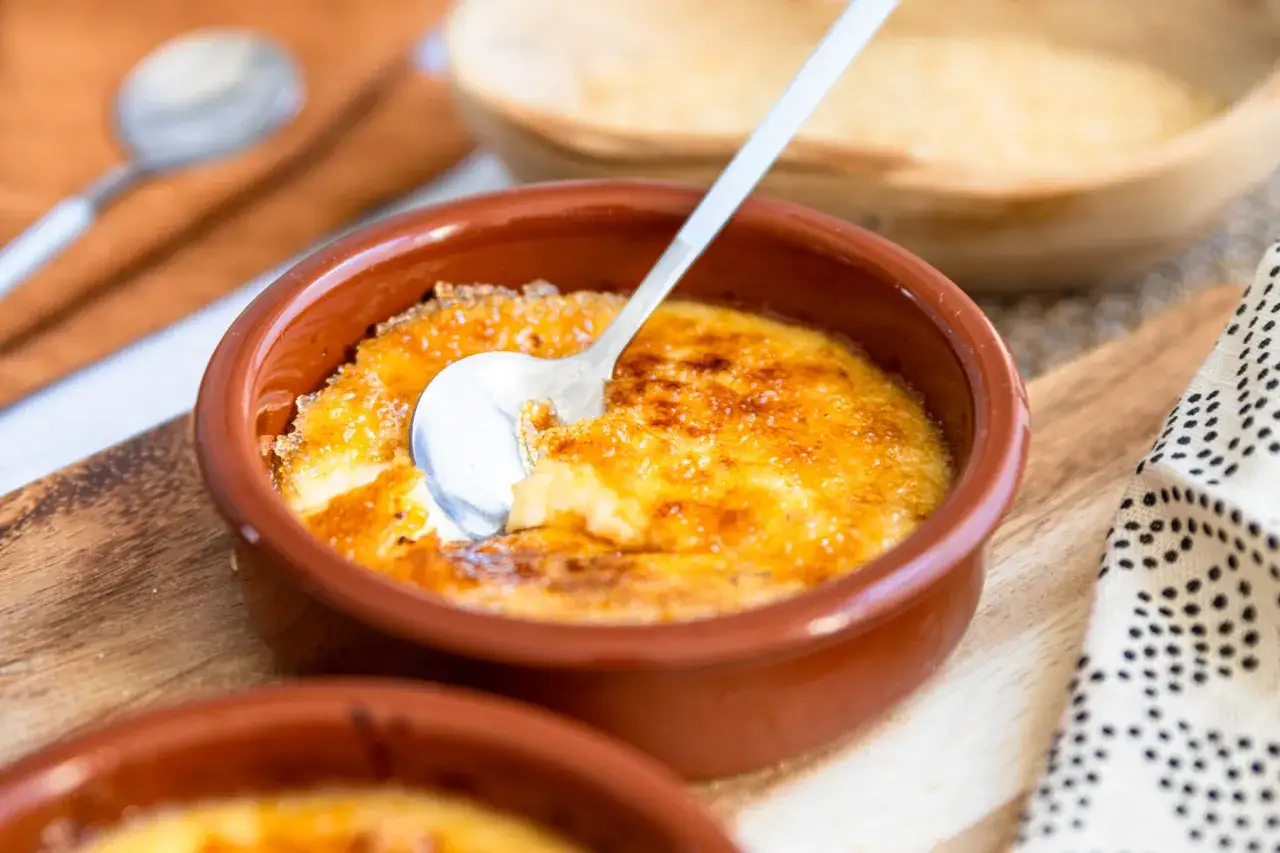 Cremige Crema Catalana mit karamellisierter Zuckerkruste, perfekt f&uuml;r ein Crema Catalana Rezept.