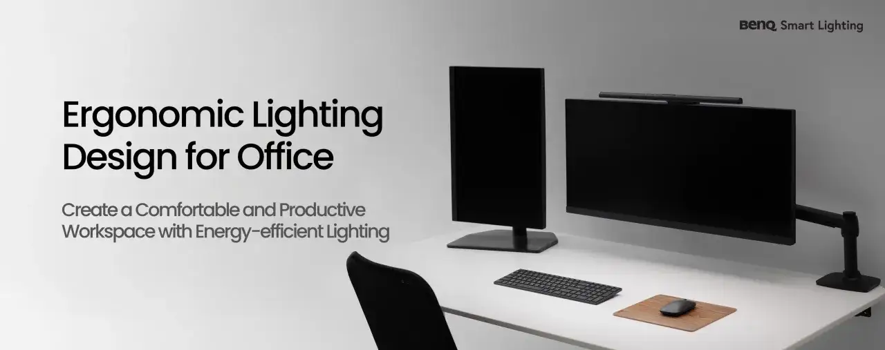 Jak urządzić domowe biuro: ergonomiczne oświetlenie dla komfortu i produktywności. Dwa monitory, klawiatura, myszka i lampa BenQ.