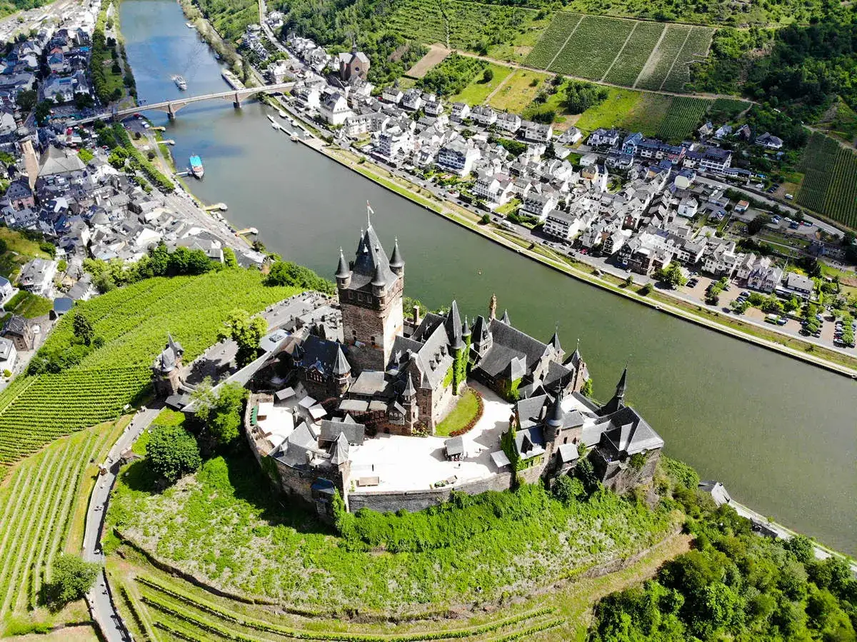 Reichsburg Cochem, ein m&auml;rchenhafter Ort in Rheinland-Pfalz, thront &uuml;ber dem Moseltal. Weinberge umgeben die historische Burg.