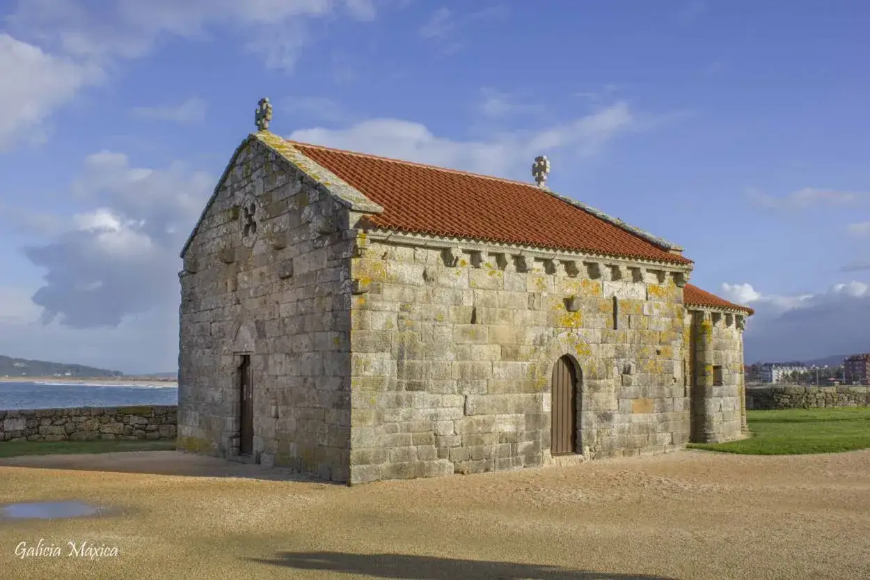 Peque&ntilde;a ermita de piedra con tejado rojo, junto al mar, en un d&iacute;a soleado. Un lugar con historia, como un pueblo de a lanzada.