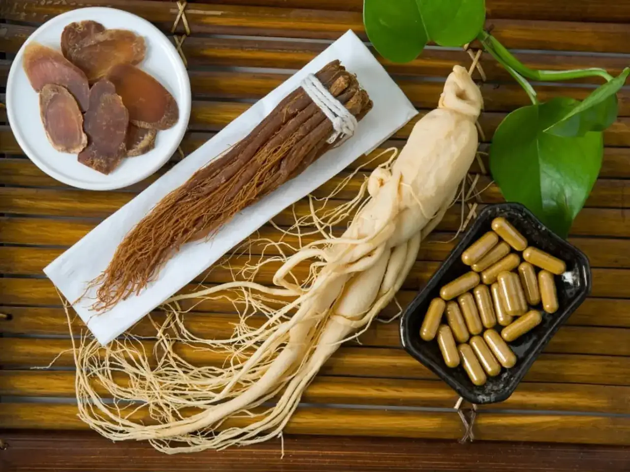 Ginsengwurzeln, getrocknete Scheiben und Kapseln. Informiere dich über mögliche ginseng nebenwirkungen, bevor du es einnimmst.