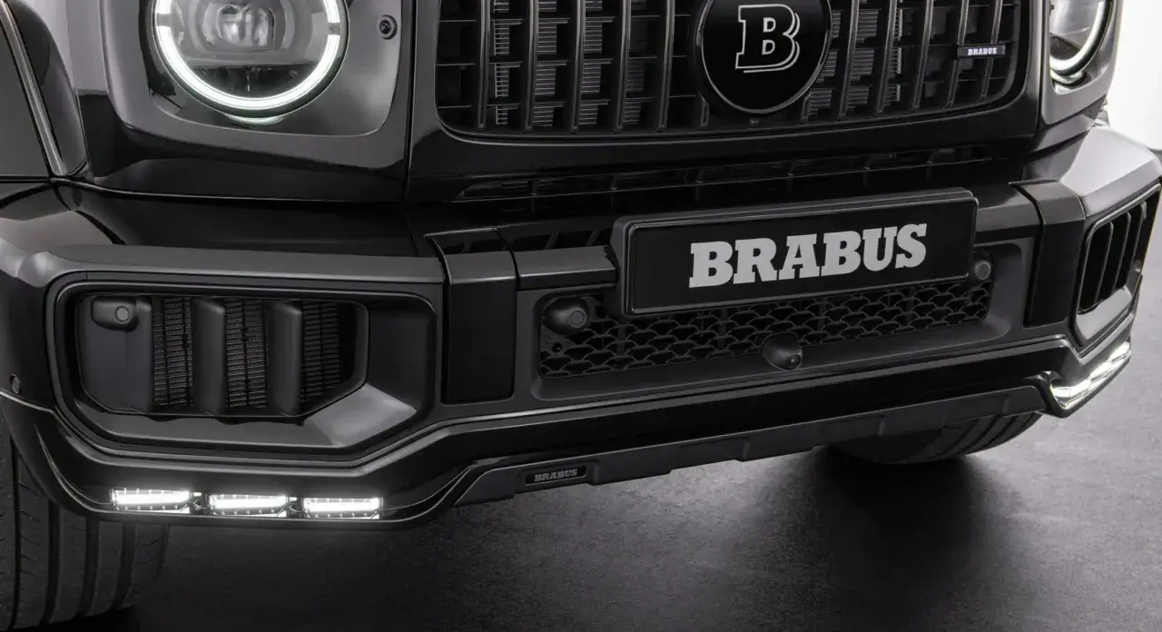 Czarny Mercedes Brabus z charakterystycznym grillem i światłami LED. Potężny wygląd, który zapowiada moc.