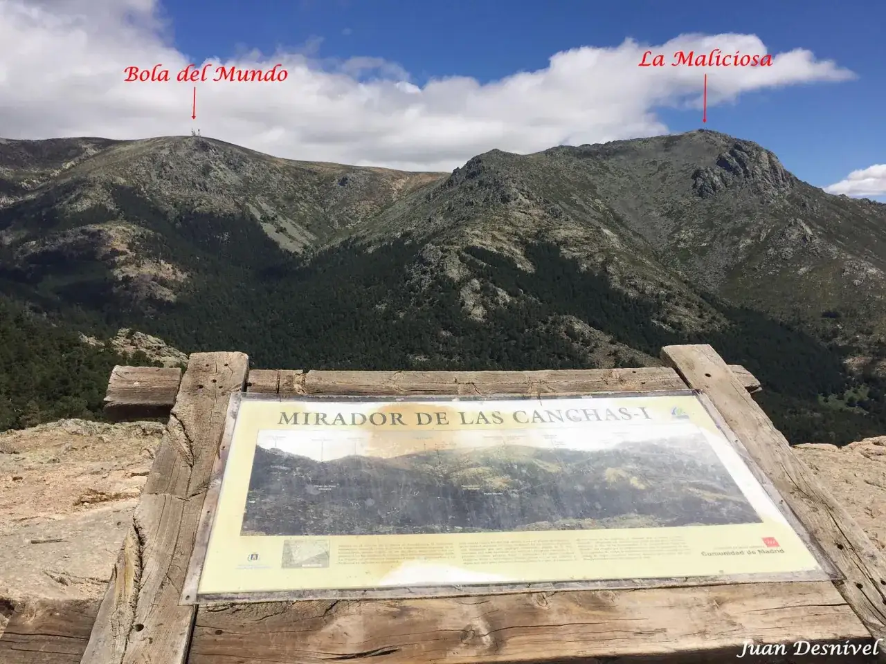 Cartel informativo en el mirador de las canchas, con vistas a la Bola del Mundo y La Maliciosa.