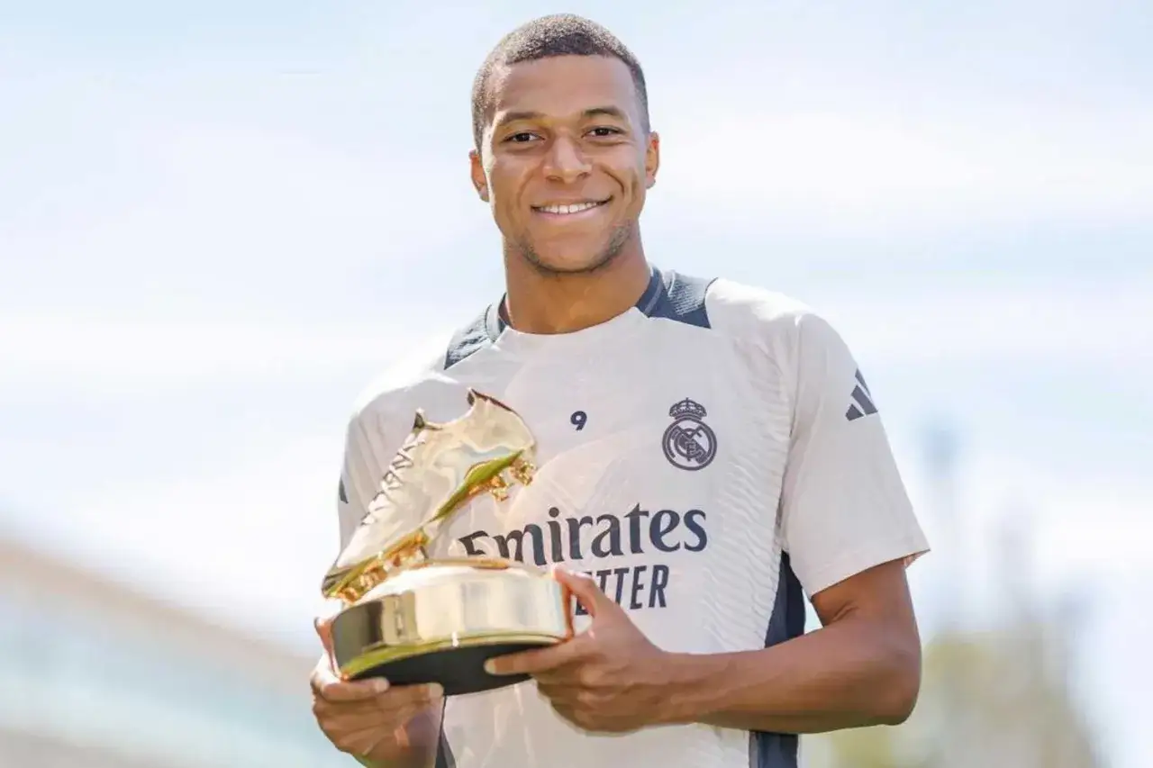Uśmiechnięty Kylian Mbappé w koszulce Realu Madryt z Złotym Butem. Czy to zapowiedź, gdzie gra Mbappé?