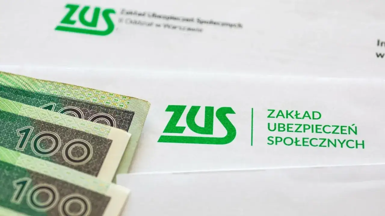 Złotówki leżą obok logo ZUS, symbolizując ubezpieczenie społeczne i jego finansowe aspekty.