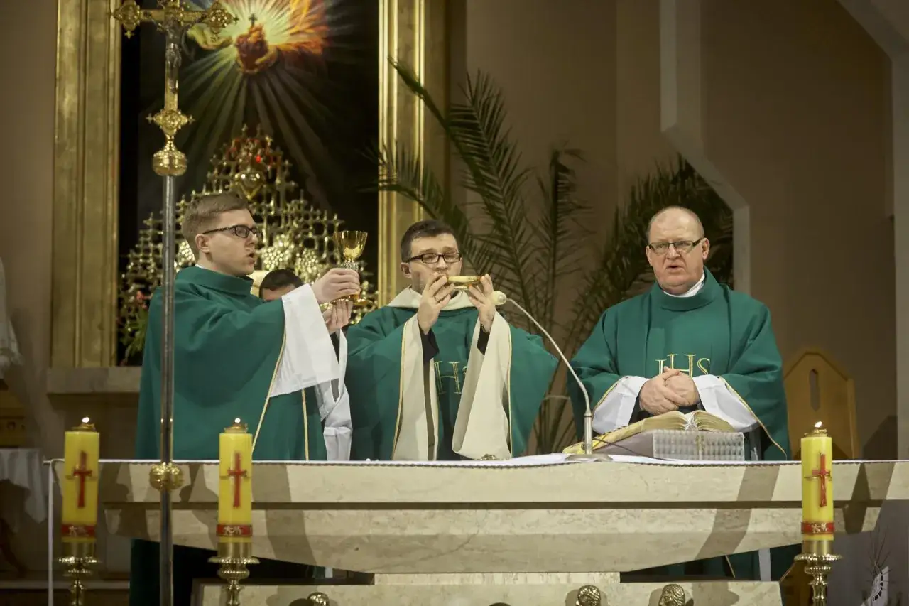 Trzech księży w zielonych szatach podczas mszy. Czy osoba rozwiedziona w nowym związku może uczestniczyć w życiu parafii?