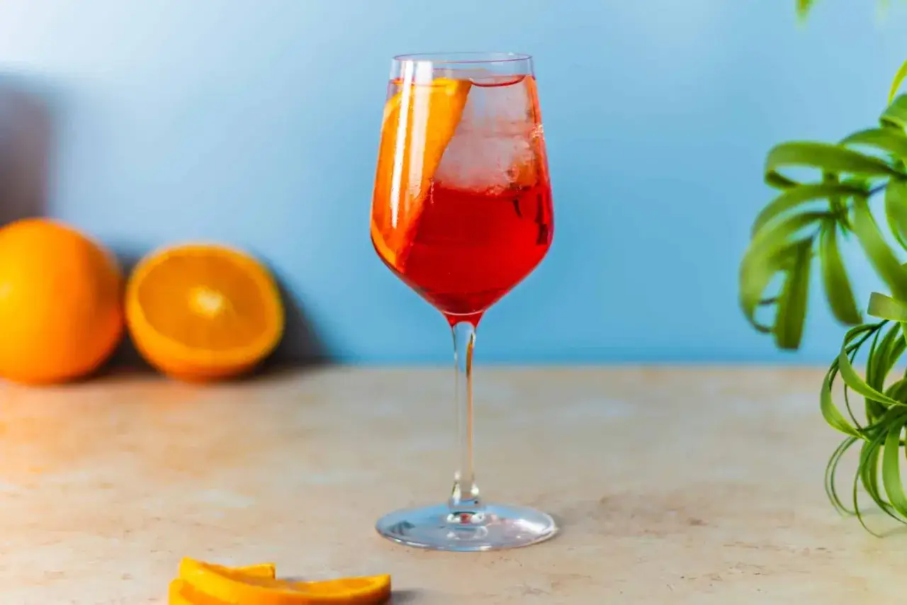 Orzeźwiający Campari Spritz, idealny na lato. Prosty campari spritz przepis z pomarańczą i lodem.