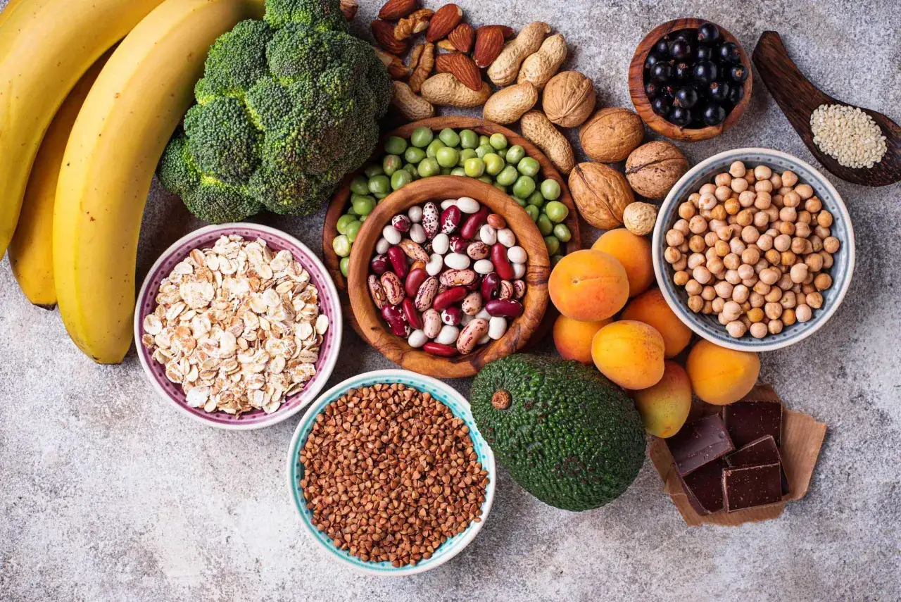 Frutta, verdura, legumi, frutta secca e cioccolato fondente: alimenti ricchi di magnesio per combattere lo stress.