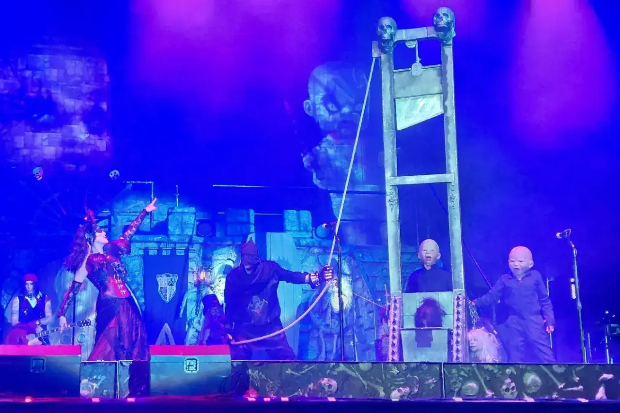 Alice Cooper Polska na scenie z gilotyną i przerażającymi rekwizytami. Mroczna atmosfera koncertu.