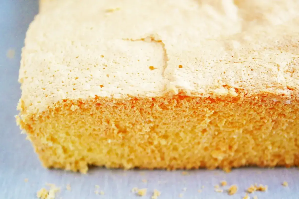 Puszysty biszkopt z 5 jaj na blachę, idealny do tortów. Ten przepis na biszkopt jest prosty i szybki.