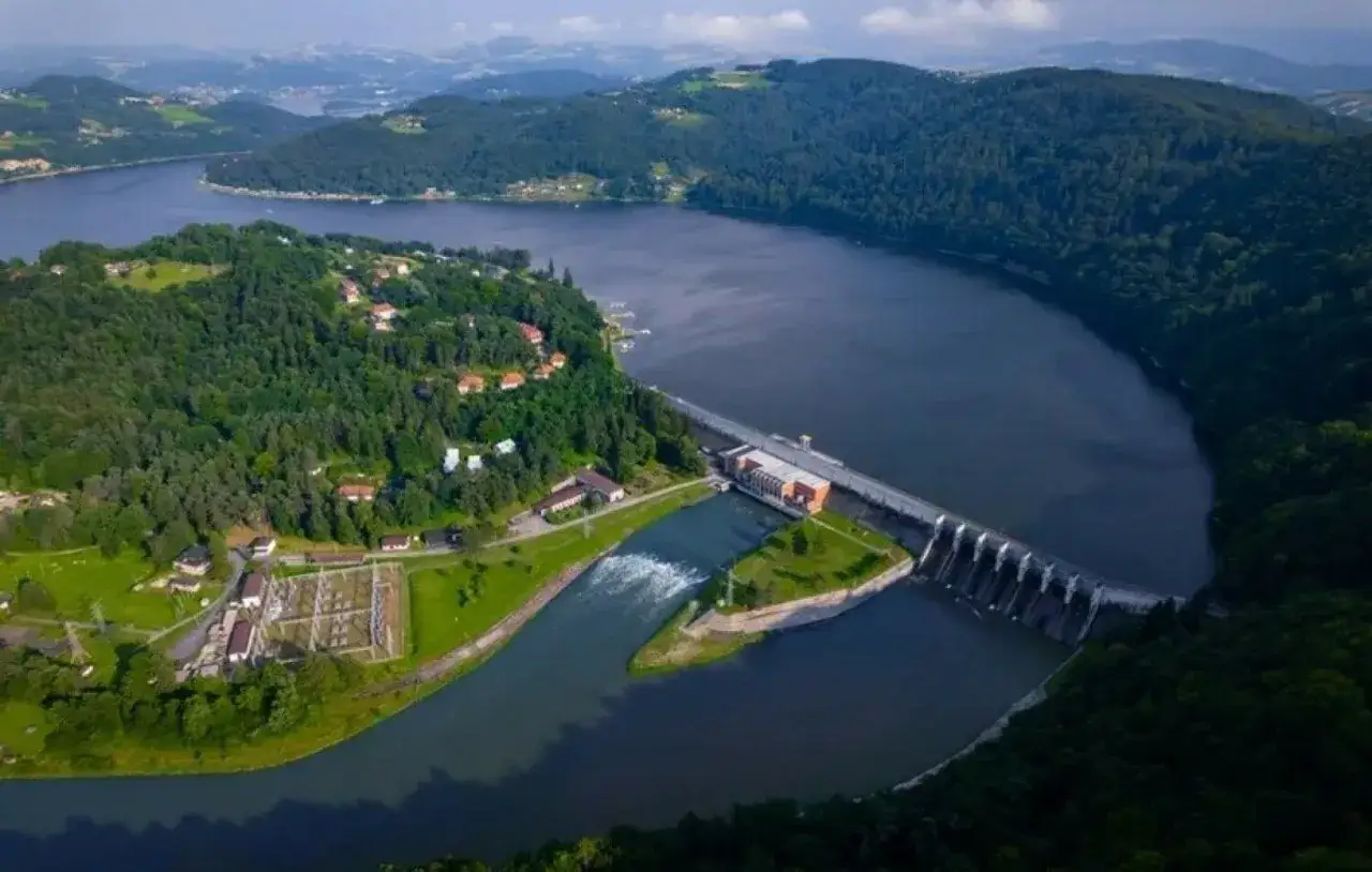 Elektrownia Wodna Rożnów widok ogólny