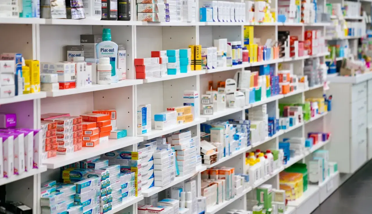 Scaffali di una farmacia pieni di medicinali, tra cui alcuni farmaci per calmare l'aggressività.