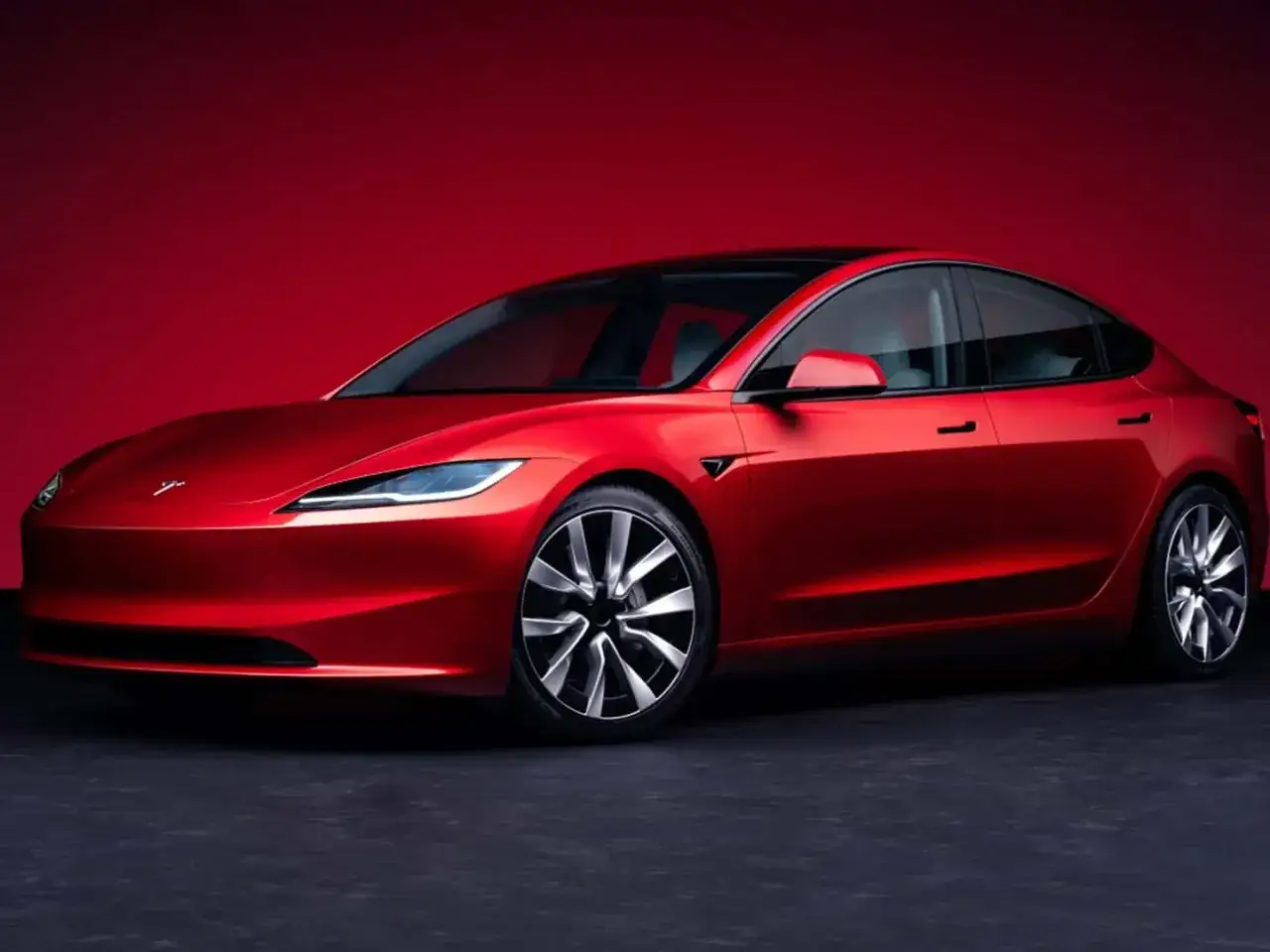 Tesla Model 3 rossa fiammante, pronta a percorrere chilometri grazie alla sua eccezionale autonomia.