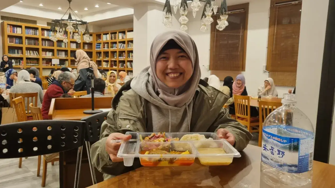 Gl&uuml;ckliche Frau mit Essen nach dem Fastenbrechen im Islam.