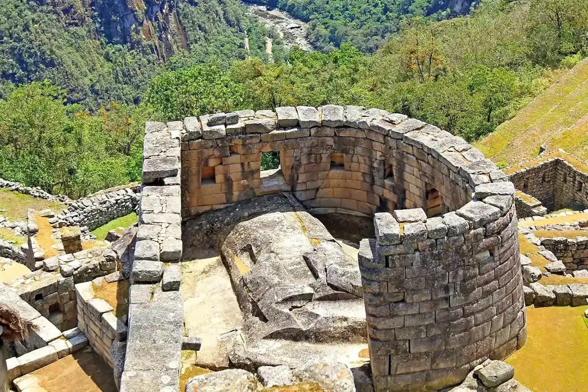 Ruinas de piedra inca en Machu Picchu, con un gran bloque tallado en forma de cabeza. Un misterio sobre qué es Machu Picchu.