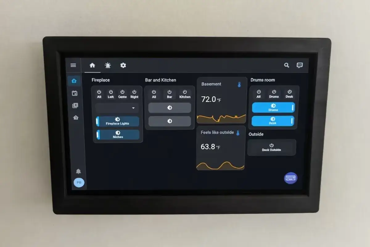 Écran tactile affichant l'interface Domoticz pour contrôler l'éclairage et la température de la maison.