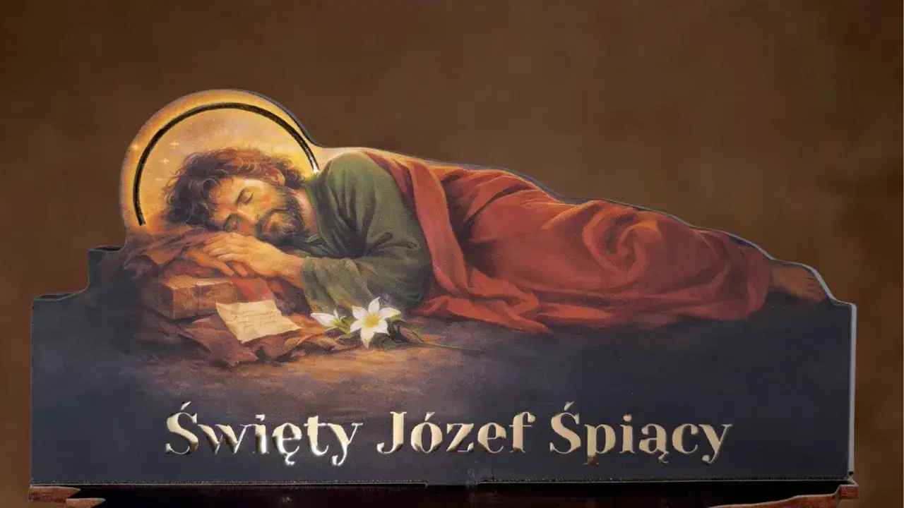 Śpiący Święty Józef, z aureolą i lilią, symbolizuje spokój i opiekę. Modlitwa do śpiącego św. Józefa przynosi ukojenie.