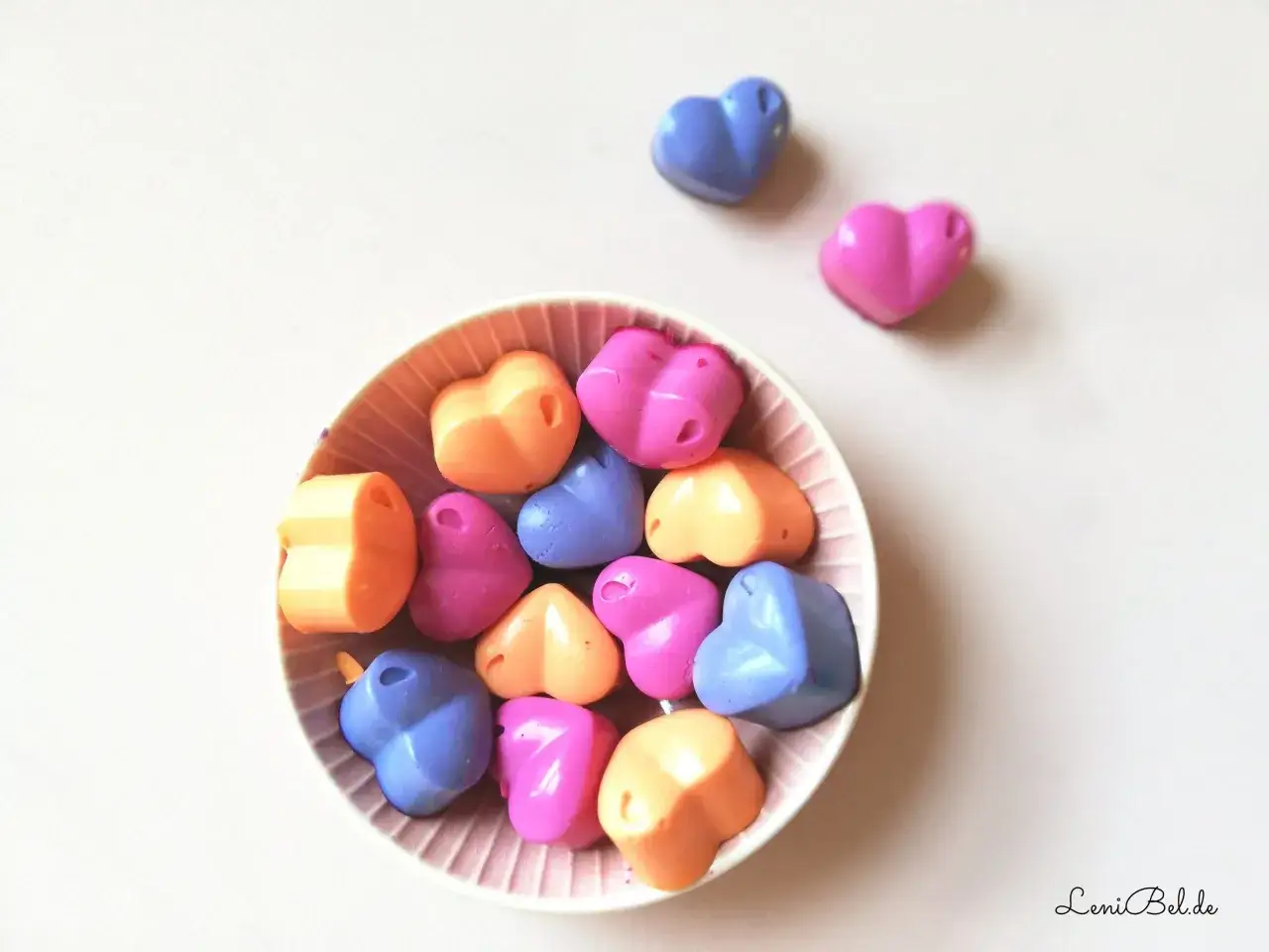 Bunte Herzseifen in einer Schale, perfekt zum **seife selber machen kinder**. Ein Spa&szlig; f&uuml;r kleine H&auml;nde!