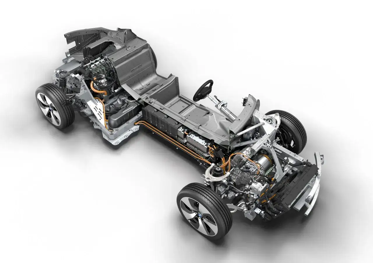 BMW i8 silnik i podwozie z widocznymi elementami hybrydowymi, baterią i układem napędowym.