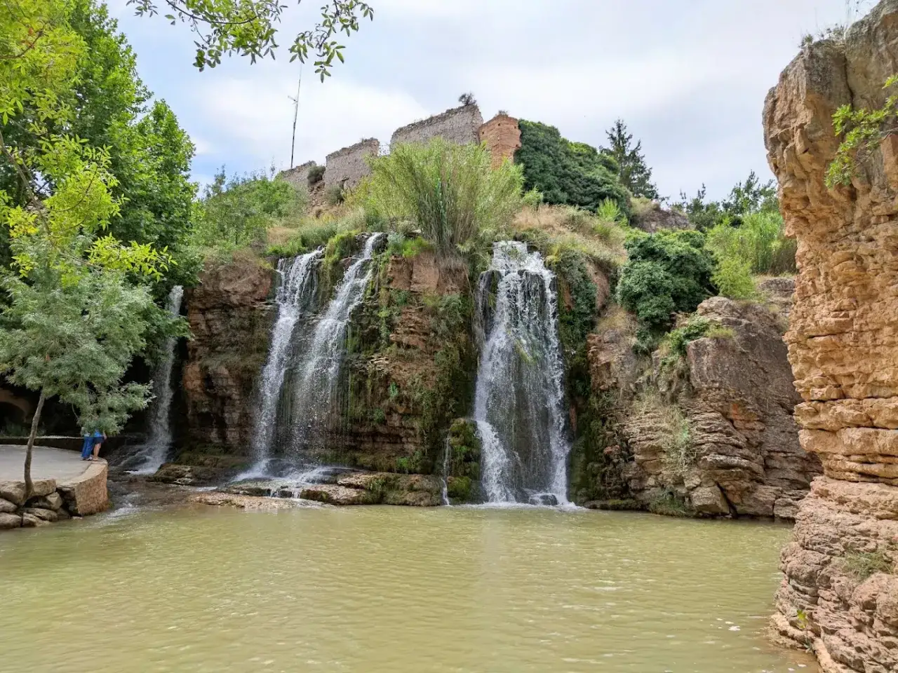 Cascada y pozas cerca de Zaragoza, con ruinas antiguas en la cima de la colina. Un lugar idílico para refrescarse.