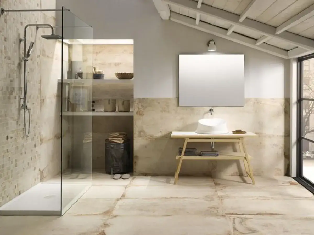 Bagno moderno con doccia walk in misure minime, lavabo a ciotola e specchio ampio.