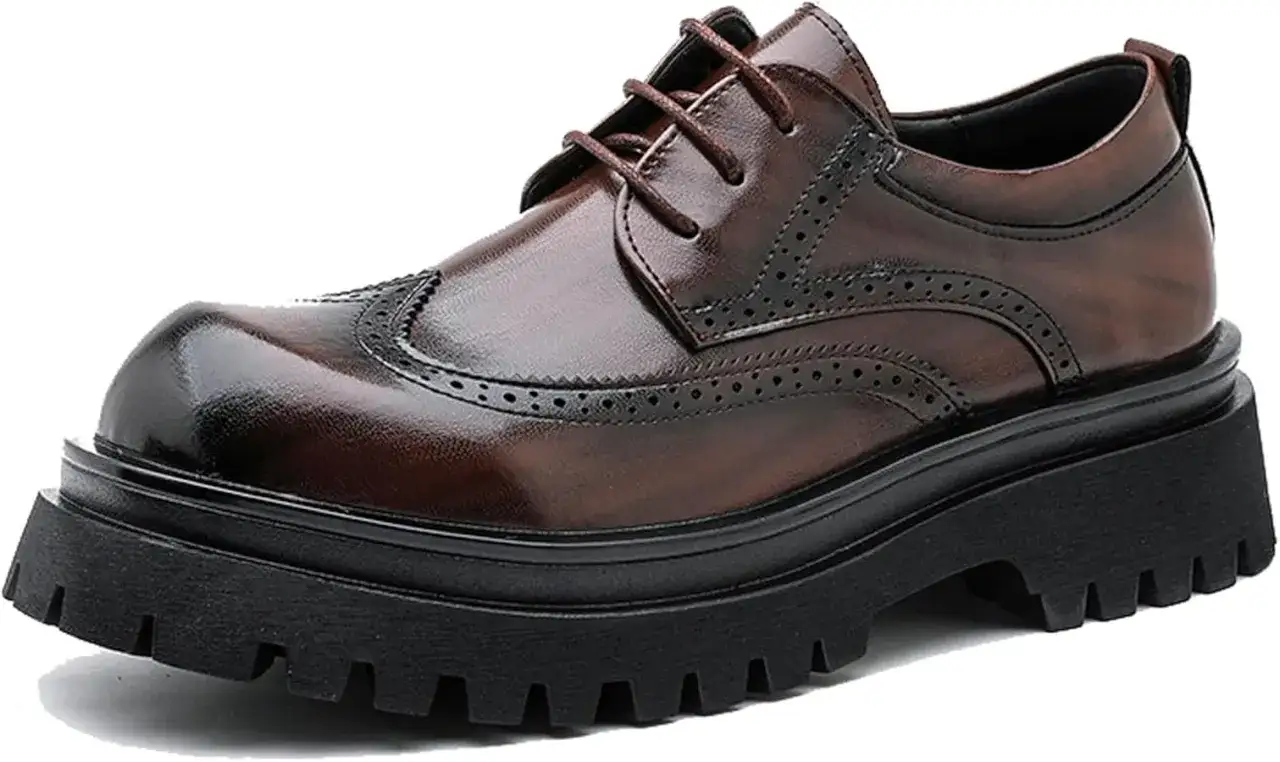 Eleganti scarpe derby in pelle marrone lucida con suola spessa e dettagli brogue. Perfette per un look audace.