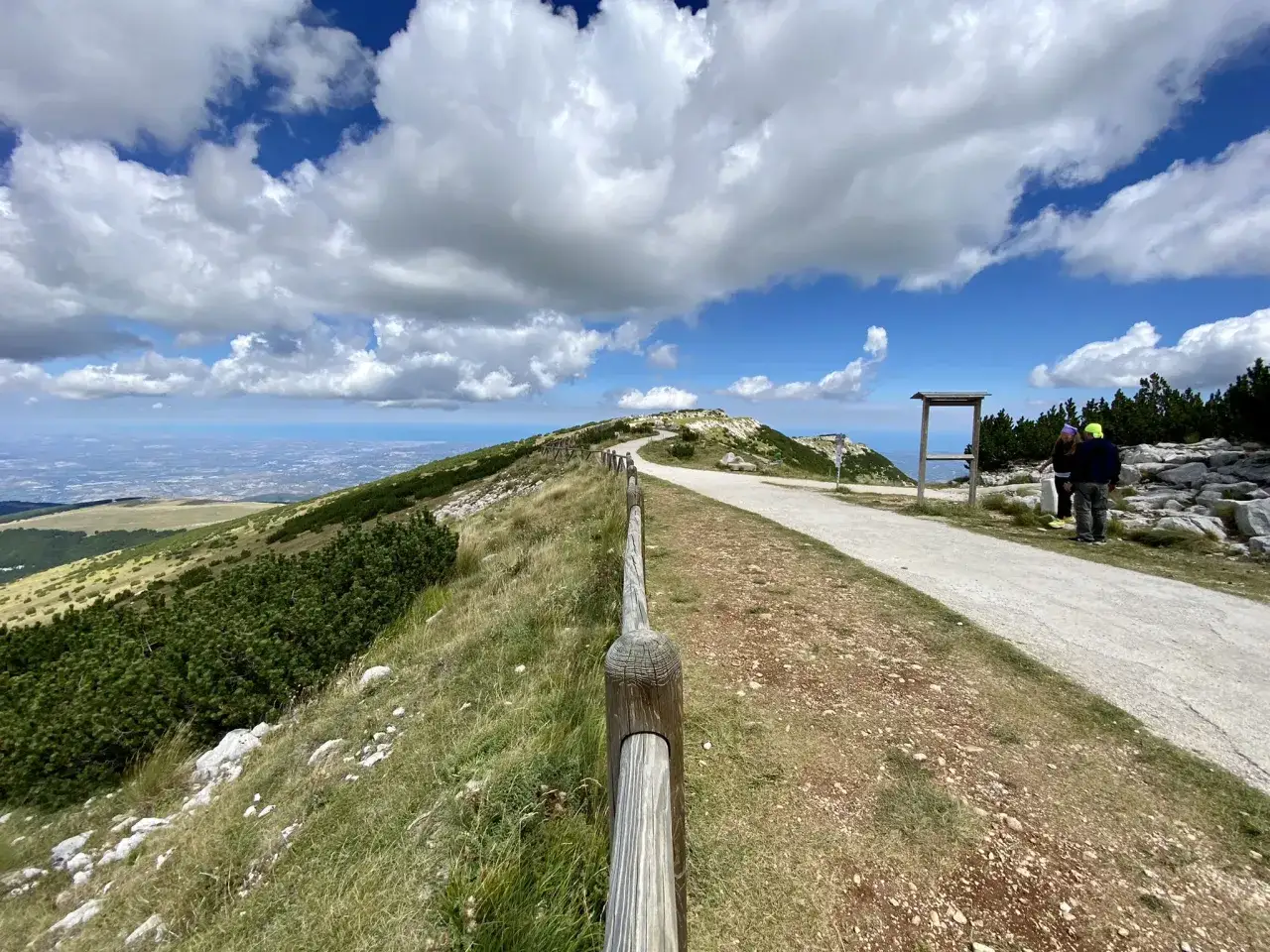 Sentiero panoramico in pretoro altitudine, con vista sul mare e nuvole maestose.