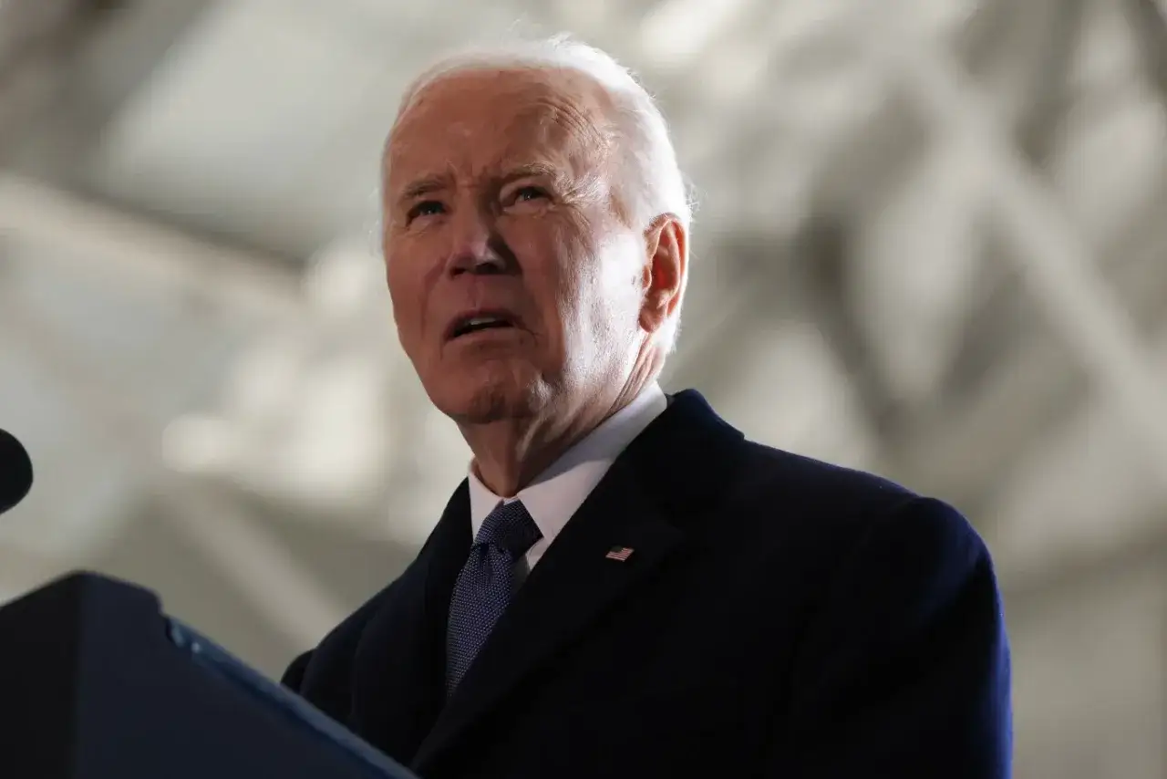 Joe Biden, prezydent Stanów Zjednoczonych, przemawia przy mównicy.