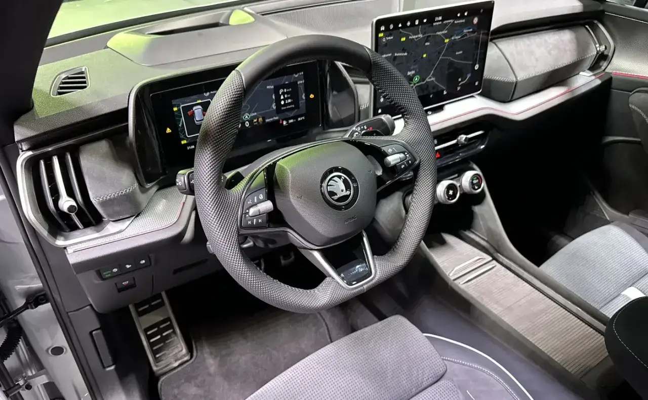 Wnętrze Skoda Kodiaq 2024: kierownica, dwa ekrany, nawiewy i konsola środkowa.