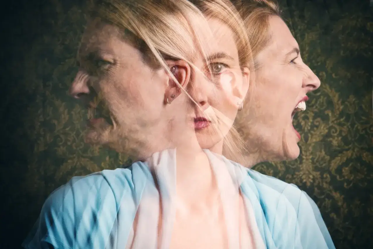 Kvinnans ansikte upprepas i flera lager, med uttryck som skiftar mellan ilska och förtvivlan, vilket illustrerar manodepressiv symtom.