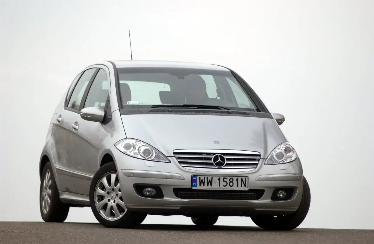 Srebrny Mercedes Klasy A W169, gotowy do wymiany żarówki H7.