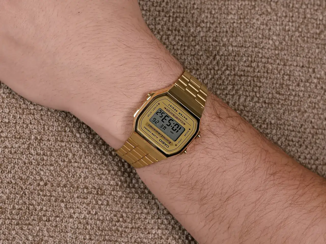 złoty Casio stylizacje