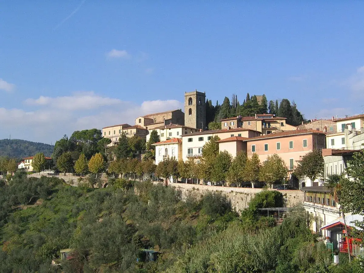 Panoramica di un borgo collinare toscano, con case colorate e una torre campanaria. Un luogo incantevole da scoprire, tra le cose da vedere a Montecatini Terme.