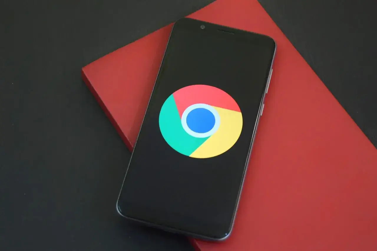 Smartfon z logo Chrome. Dowiedz się, jak usunąć konto Google z przeglądarki.