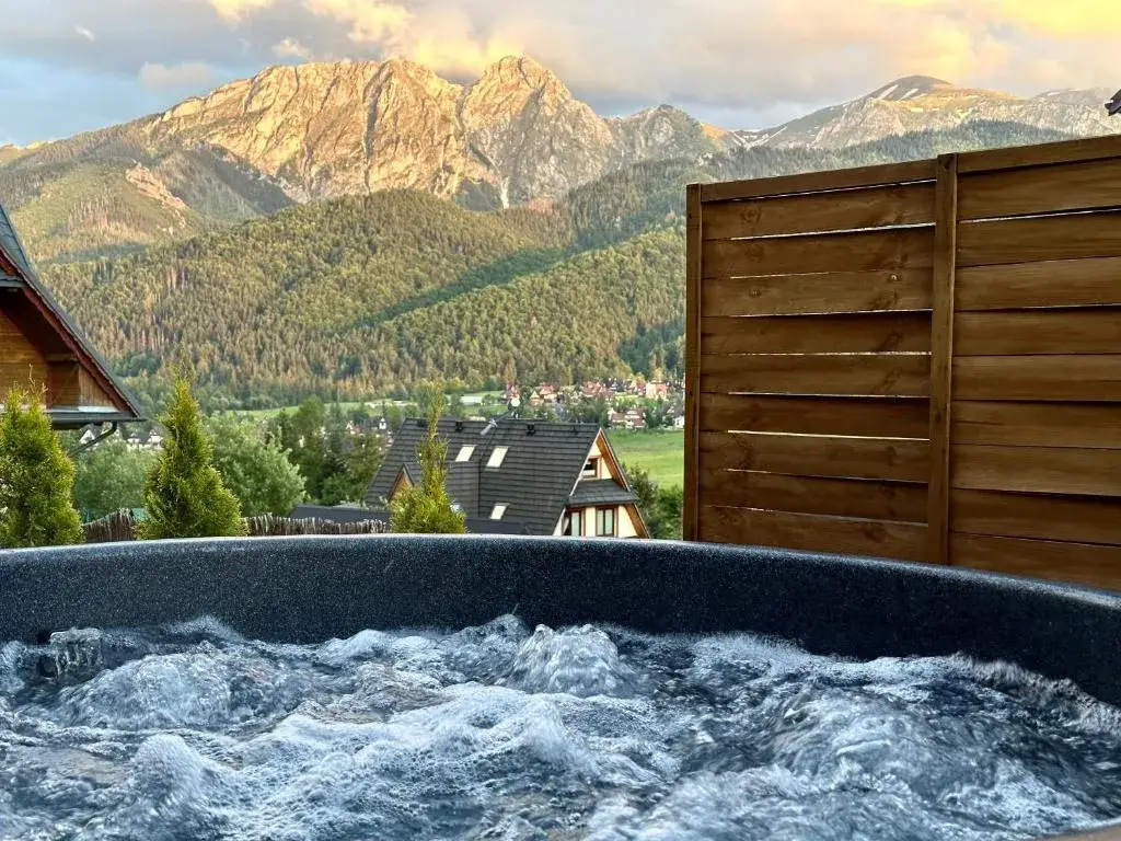 Domek na wierchu Zakopane widok Tatry