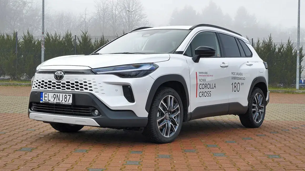 Biały Toyota Cross Hybrid z napisem 