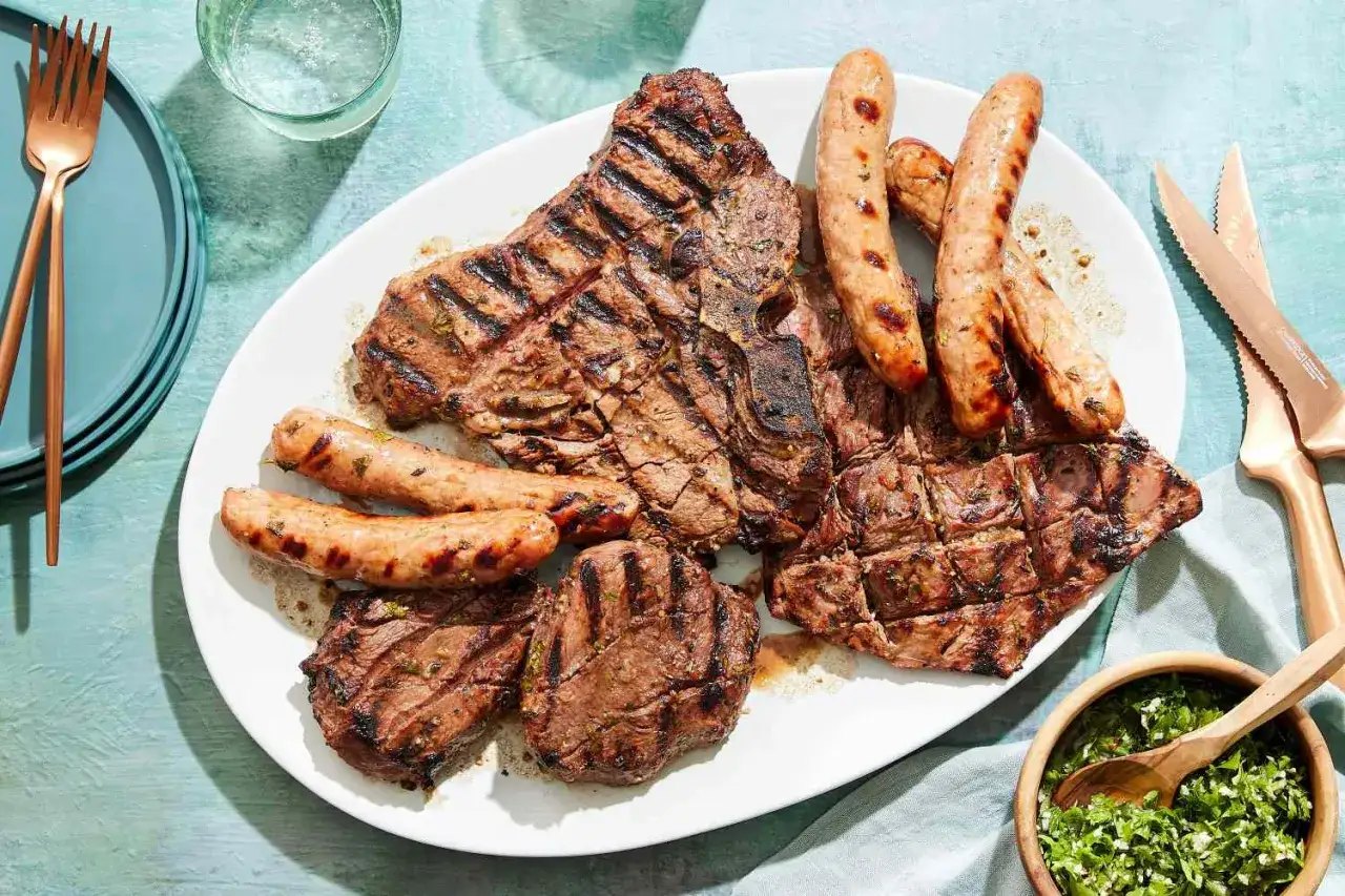 Ein Festmahl mit gegrilltem Fleisch: T-Bone-Steak, Würstchen und zarte Steaks, perfekt für Ihre nächsten Grillrezepte Fleisch.