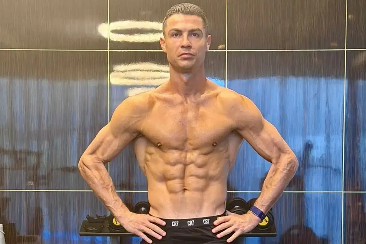 Cristiano Ronaldo, legenda portugalskiego futbolu, prezentuje swoją imponującą formę fizyczną.