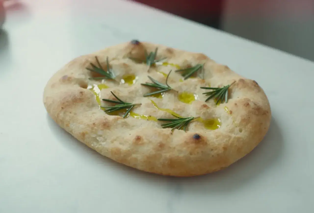 Oryginalna włoska focaccia przepis: puszyste ciasto z oliwą, rozmarynem i solą morską. Idealna na przekąskę.