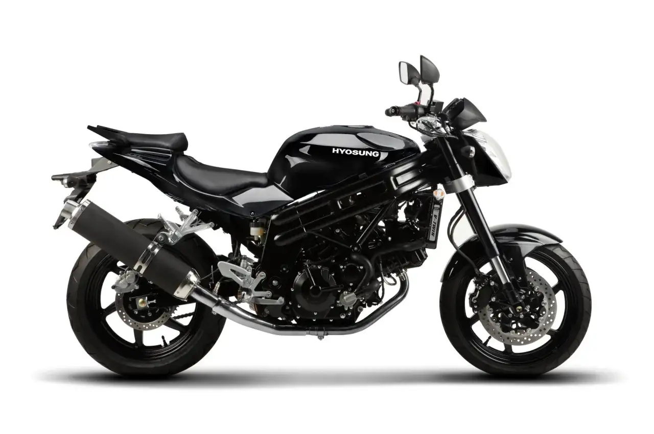 Czarny motocykl Hyosung 650 z silnikiem V-Twin, gotowy na przygodę.