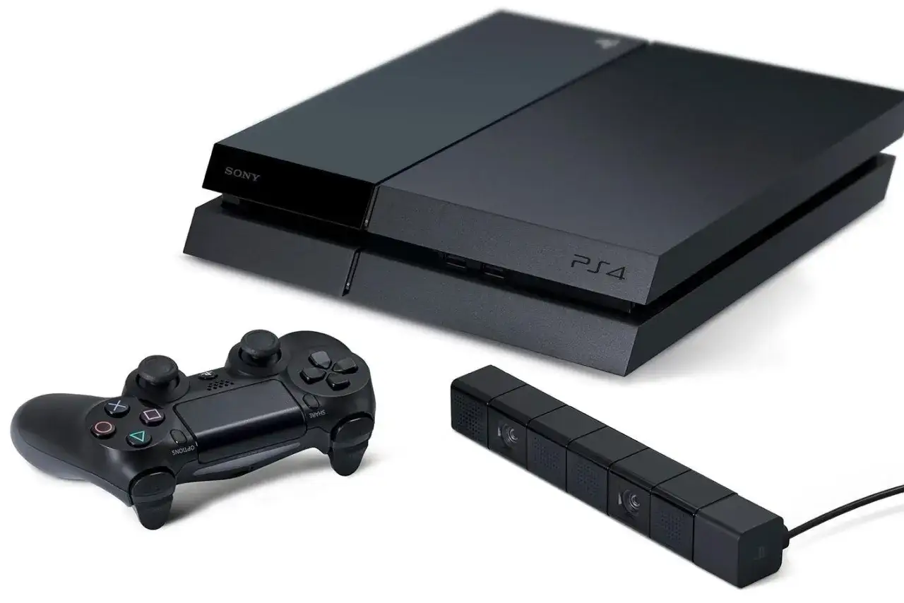 Consola PlayStation 4, mando DualShock 4 y c&aacute;mara PlayStation Camera, listos para jugar cuando salio la Play 4.
