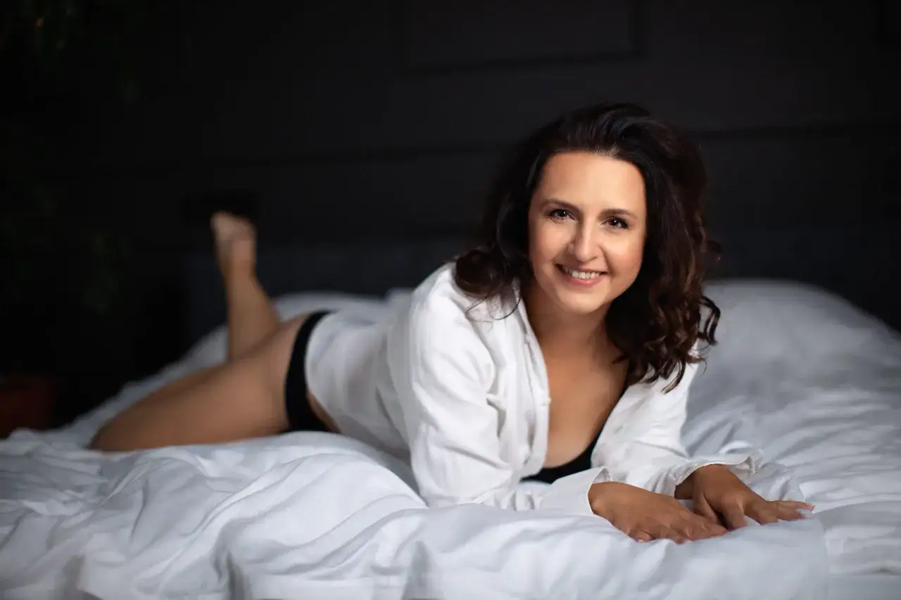 kobieta w dobrze dopasowanym stroju uśmiechnięta