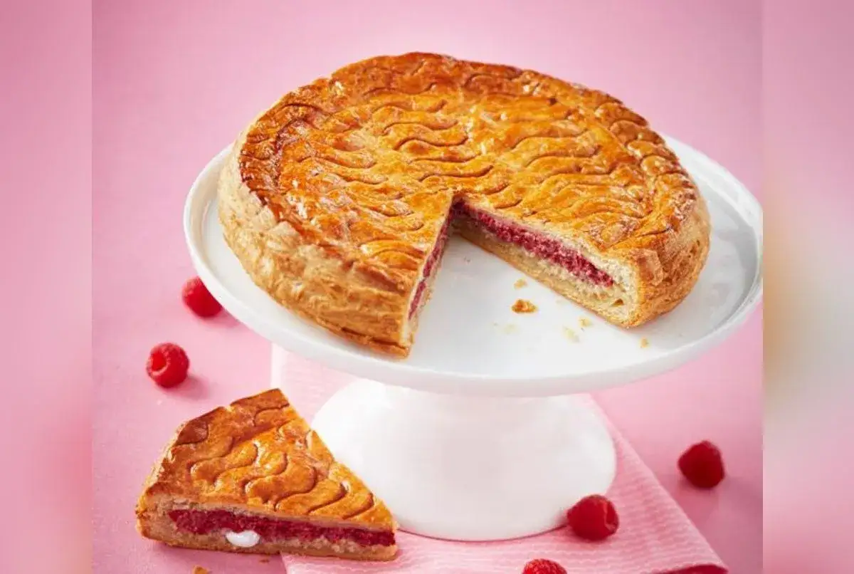 Galette à la framboise, une délicieuse recette pour un dessert fruité. Une part est coupée, révélant la garniture rose.